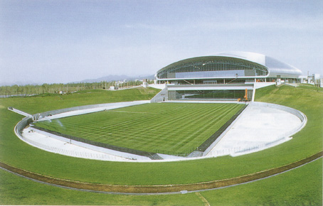 世界首个水上足球场落户札幌＂><br><br>最近，川崎公司向2002年日本世界杯开赛地北海道的札幌圆顶体育场(Sapporo Dome)提供了可移动的天然草地足球场“悬停舞台”(Hovering Stage)和可伸缩座椅。<br>札幌圆顶的特点是一个贝壳形状的开放(封闭/开放)圆顶，室内和室外的竞技场。川崎的“盘旋舞台”设计用于在穹顶内进进出出，为足球提供天然草坪，也为棒球提供人造草坪。它的特点是世界上第一个这样的气动浮选系统，利用空气压力(8.8 kPa，约9)将8300吨的级升离地面7.5厘米。空气压力使其重量减轻了90%，整个台阶可以在大约两小时内以每分钟4米的速度移动到新的位置。<br>川崎还向圆顶交付了两套大约2000个可伸缩座椅。在悬停阶段的改造过程中，座椅被折叠并藏在固定座椅下。</p>
          </div>
          <!--フリーHTML-->
          <!-- /section-->
         </div>
         <!-- /contents -->
        </div>
        <!-- / #mainContentsArea -->
       </div>
       <nav id=