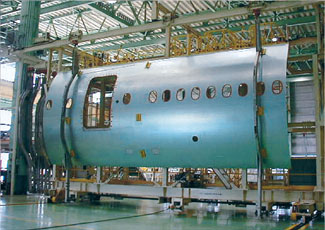 波音777-300ER开始交付机身面板＂><br><br>今年7月，川崎重工开始交付波音777系列客机的最新机型波音777- 300er(增程)飞机的机身面板。主要组装工作在美国华盛顿进行<br>自1991年以来，川崎重工在开发该系列飞机的国际财团中发挥了关键作用，制造前、中机身面板、中翼子结构、货舱门和压力舱壁等部件。截至目前，川崎重工已经为422架777交付了零部件，其中最新交付的是423架前机身面板。<br>波音777- 300er是继777-200、777- 200er和777-300之后777家族的第四个机型。包括日本航空(Japan airlines)、全日空(All Nippon Airways)和法国航空(Air France)在内的六家航空公司已经订购了46架这种新型增程飞机。波音777-200的机身被加长为300型，以便将座位从305名增加到365名乘客。新的777-300ER的飞行距离超过了777-300的约1255海里(2324公里)，总航程为7250海里(13427公里)，但在典型的3级配置中允许最多365个座位。<br>300ER的首次飞行计划在2003年初，第一次交付给商业航空公司将在2004年3月进行。</p>
          </div>
          <!--フリーHTML-->
          <!-- /section-->
         </div>
         <!-- /contents -->
        </div>
        <!-- / #mainContentsArea -->
       </div>
       <nav id=