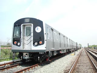 为R160形成模型的R143“><br>为R160形成模型的R143</td>
             </tr>
            </tbody>
           </table>
           <p>Kawasaki与Alstom Transports Inc.合作，已被授予MTA纽约市际过境（NYCT）的正式订单，以供应R160不锈钢滚动股，为城市的地铁系统提供。Kawasaki的合同部分，价值约4亿美元，涵盖了总共660辆汽车的260辆。该合同包括进一步订单的备选方案，如果行使，将使NYCT的总业务带到1,700辆地铁车辆，kawasaki将为1,700辆汽车制造40％（680辆汽车）。</p>
           <p>Kawasaki和Alstom组织了一个合资企业，用于项目管理，工程和设备采购，以追求合同。两家公司将通过合资企业建造和交付滚动股。</p>
           <p>Kawasaki不仅制造260辆汽车为基础合同，而且还将成为整个项目的工程领导者。对于基础和选项合约的滚动股，包括由Alstom建造的股票，将使用川崎转向架。</p>
           <p>R160地铁汽车将配备最新的控制系统，HVAC *和公共地址系统，以确保最大的安全和乘客舒适。碳结板将在内布拉斯加州林肯的铁路厂制造。转向架制造，最终装配和测试将在纽约扬克斯的工厂进行。原型汽车计划于2005年7月至2006年7月以2005年7月交付，从2006年到2008年的生产汽车。</p>
           <p>* HVAC =加热，通风和空调/冷却</p>
          </div>
          <!--フリーHTML-->
          <!-- /section-->
         </div>
         <!-- /contents -->
        </div>
        <!-- / #mainContentsArea -->
       </div>
       <nav id=