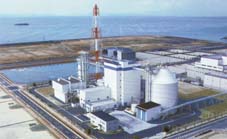 日本最大的RDF发电厂送货“></p>
           <blockquote>
            <p>Kawasaki在日本提供了最大的垃圾衍生燃料（RDF）发电厂，其总效率超过30％，到omuta回收电力有限公司*于2003年1月*</p>
            <p>新工厂是福冈县omuta生态镇**的主要设施，是一个环保社区的全国网络网络之一。它具有315吨/天的RDF处理能力，并产生20,600千瓦的电源输出。</p>
            <p>该工厂的焚化炉采用川崎的内循环流化床锅炉，其循环加热的砂，该砂砂在低盐酸热吸收细胞内部的RDF焚烧过程中产生。在该电池内，锅炉蒸气 - 温度为503？和83 HPA的大气压由过热器收集。革命性设施能够实现与燃煤发电厂相当的总效率水平。</p>
            <p>Kawasaki和Ishikawajima-harima重工业以前将日本最大的RDF生产工厂送到omuta，于2002年底向omuta提供给omuta。它处理康马托府从omuta和附近的Arao收集的一般垃圾，生产了omuta发电厂的40％的RDF。</p>
            <p>随着这些成就在其皮带下，川崎计划进一步扩大其与RDF相关的活动，并积极开发对环保设备管理的专业知识。</p>
            <p>* Omuta Recycle Power Co.，Ltd是由福冈县，电力发展有限公司，omuta城市等福冈县共同资助的公私企业。</p>
            <p>** Omuta Eco-Town是omuta城市的主动，一个以前繁荣的煤矿区。旨在促进环境和回收行业的增长和发展的革命性的城市发展方案，欧姆塔生态城市设施为RDF发电厂，RDF生产工厂，回收广场和回收工业园区。</p>
           </blockquote>
          </div>
          <!--フリーHTML-->
          <!-- /section-->
         </div>
         <!-- /contents -->
        </div>
        <!-- / #mainContentsArea -->
       </div>
       <nav id=