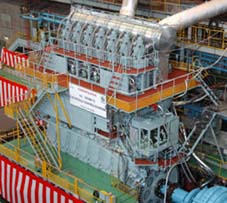 电控船用柴油机完成＂></p><p>东京，2005年2月8日消息——川崎重工今天宣布，该公司已于2月完成了首台电子控制船用柴油机。它将安装在由川崎造船集团南通中远川崎船舶工程有限公司为川崎Kisen Kaisha有限公司(k - line)建造的三艘可容纳5000辆汽车的汽车运输船中的第一艘。这是世界上第一款汽缸径为60厘米的电控发动机。</p><p>Kawasaki-MAN B&W ME发动机是最畅销的MAN B&W MC发动机的电子控制版本。它可以使船舶在更低的燃料消耗下运行，减少了汽缸润滑油。它在发动机低速运行时也能稳定运行，因此提供了更高的机动性。该发动机的许多特点包括更低的氮氧化物和烟尘排放。</p><p>川崎重工的柴油发动机制造始于1911年与德国MAN签订的许可协议。在1981年MAN和B&W(丹麦)合并后，川崎重工签署了新的许可协议，开始生产Kawasaki-MAN B&W柴油发动机。到目前为止，川崎已经生产了足够的MAN B&W发动机输出近2000万马力。</p><p>到目前为止，川崎重工已经收到了5台MAN B&W ME发动机的订单，3台用于汽车运输船，2台用于K-Line运载能力为8000 teu的两艘巨型集装箱运输船。</p></td>
             </tr>
            </tbody>
           </table>
          </div>
          <!--フリーHTML-->
          <!-- /section-->
         </div>
         <!-- /contents -->
        </div>
        <!-- / #mainContentsArea -->
       </div>
       <nav id=
