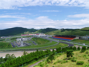 川崎接管Autopolis赛道＂></p><p>东京，2005年3月3日——川崎长期以来的梦想——运营自己的全规模摩托车测试课程已经成为现实。川崎重工株式会社今天收购了位于九州岛南部大分县Hita市的Autopolis赛车场。新设施，与FIA<sup>＊</sup>和MFJ<sup>**</sup>将推动川崎的研发工作，特别是在大中型摩托车的发展，以迅速响应各种客户的需求。</p><p>收购完成后，川崎计划在Autopolis进一步努力推广赛车运动。日本最受欢迎的房车赛Super GT(原全日本大房车锦标赛)、全日本摩托车公路赛锦标赛，以及业余车手和骑手的运动驾驶和骑行等赛事将继续举办。川崎将主办或赞助各种活动，使Autopolis成为摩托车爱好者的必去之地。</p><p><sup>＊</sup>国际汽联:Fédération Internationale de l'Automobile<br><sup>**</sup>日本摩托车联合会</p></td>
             </tr>
            </tbody>
           </table>
           <p></p>
          </div>
          <!--フリーHTML-->
          <!-- /section-->
         </div>
         <!-- /contents -->
        </div>
        <!-- / #mainContentsArea -->
       </div>
       <nav id=