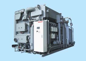全球首台三效气体吸收制冷机商业化＂></p><p>东京，2005年10月5日——川崎热工株式会社(KTE)今天宣布，它将于10月6日发布世界上第一款三效气体吸收式制冷机/加热器，展示超高的节能性能。在这一里程碑式的成就之前，KTE于1968年商业化了世界上第一台双效气体吸收制冷机。</p><p>吸收式制冷机是一种以水为制冷剂，以气体或石油为燃料，为大型商业建筑供暖/制冷的“绿色”空调系统。与双效冷水机相比，新产品能耗降低30%。</p><p>由于这种巨大的节省，该产品最适合需要长时间制冷的医院、超市和智能建筑。它的引入提供了一种不含氟利昂的替代品，同时还减少了CO<sub>2</sub>排放。通过将其与热电联产系统连接起来，预计可以进一步节省能源。</p><p>从2001年4月开始，KTE与日本气体协会合作了4年，开发了新的吸收式制冷机技术。它是新能源和工业技术发展组织(NEDO)高效能源利用技术战略发展项目的一部分。</p></td>
             </tr>
            </tbody>
           </table>
           <p></p>
          </div>
          <!--フリーHTML-->
          <!-- /section-->
         </div>
         <!-- /contents -->
        </div>
        <!-- / #mainContentsArea -->
       </div>
       <nav id=