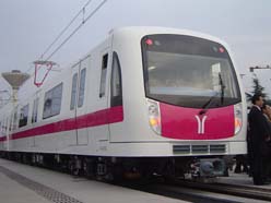 中国首辆直线电机驱动汽车上线＂></p><p>东京，2005年11月28日——川崎重工今天宣布，它与南车四方机车车辆有限公司(四方)和伊藤忠株式会社(伊藤忠株式会社)一起完成了将在中国投入使用的两列地铁列车的前八辆车。昨日，两家公司在山东青岛四方举行了竣工仪式。这些车辆由直线感应电机(LIM)驱动，实现了世界上直线感应列车的最快速度，每小时90公里。</p><p>这三家公司共同收到了广州地铁公司300辆的订单。川崎重工承担了该项目的全部技术责任，伊藤忠则负责协调从海外采购部件和管理合同管理。川崎重工和四方重工正在合作进行车辆的设计和制造，采用川崎重工的车身外壳设计，四方重工正在进一步进行设计、制造、测试和调试。该公司得到了川崎重工的技术转让和生产援助。川崎制造了前八辆车的车体外壳，四方进行了总装。四方将在未来接管更多的生产，最终交付将在2010年。</p><p>广州地铁旨在缓解城市的交通拥堵，是继北京和上海之后中国第三个大规模快速交通系统。1号线于1999年6月开通，此后得到加强，以支持该地区的经济增长，以及为2010年在广州举行的亚运会做准备。</p></td>
             </tr>
            </tbody>
           </table>
           <p></p>
          </div>
          <!--フリーHTML-->
          <!-- /section-->
         </div>
         <!-- /contents -->
        </div>
        <!-- / #mainContentsArea -->
       </div>
       <nav id=
