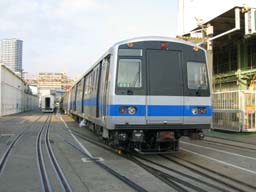 送地铁到台北＂></p><p>东京，2005年12月5日——川崎重工宣布，它已经完成了向台北快速运输系统(DORTS)的首列三节车厢地铁列车的发货。该列车将于2006年初在新店线小碧支线上投入使用。</p><p>川崎重工在2003年从DORTS获得了321辆地铁的订单。其中，在2011年开通的莘庄线和泸州支线上，DORTS将使用144辆车。剩下的177辆车将被添加到现有的线路上，以增加运力。剩余订单的一半将很快在川崎兵库厂开始生产，另一半将由台湾当地的一家公司根据政府的产业合作计划(ICP)生产。交付将持续到2009年6月。</p><p>地铁车厢由耐气候的不锈钢制成，在一边有四个外部门。电力(DC 750V)通过第三轨道提供，列车运行使用最新的绝缘栅双极晶体管(IGBT)逆变器控制，安装在川崎的无支撑转向架上。最高运行速度为80公里/小时。特别的功能包括一个列车监控信息系统(TSIS)，以协助驾驶和维护，一个闭路电视(CCTV)监控系统在驾驶室，以提高乘客的安全，和自行车存储空间，以满足不同的乘客需求。</p></td>
             </tr>
            </tbody>
           </table>
           <p></p>
          </div>
          <!--フリーHTML-->
          <!-- /section-->
         </div>
         <!-- /contents -->
        </div>
        <!-- / #mainContentsArea -->
       </div>
       <nav id=