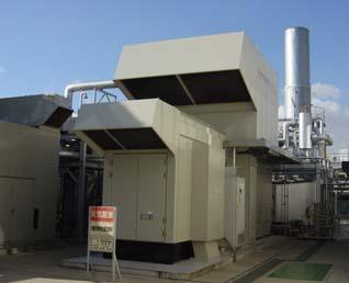 首台GPC70PLUS热电联产系统交付使用＂></p><p>东京，2005年12月21日——川崎重工今天宣布，它已经向电装公司位于日本爱知县丰桥的丰桥工厂交付了它的第一个8000千瓦级柔性热和动力燃气涡轮热电联产系统。GPC70PLUS系统配备了一个新开发的蒸汽喷射燃气轮机。</p><p>GPC70PLUS包括M7A-02ST，是M7A-02燃气轮机发电机组7000千瓦级专利产品的一部分，使用蒸汽喷射来提高功率输出;和余热蒸汽发生器(HRSG)。当对热量的需求较低时，多余的蒸汽被注入燃气轮机以增加功率输出。该热电联产系统的引入将使电装电厂优化电力和蒸汽的重大季节性负荷波动。</p>GPC70PLUS规范<table border=
