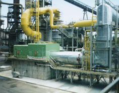 TRT发电系统为中国钢厂提供环保电力供应＂></p>
           <blockquote>
            <p>川崎重工已经从上海宝钢国际经济贸易有限公司获得了一份容量为20,440千瓦的顶压回收涡轮(TRT)发电系统的订单，该系统预定于2004年6月交付。</p>
            <p>TRT发电系统是由钢铁厂高炉产生的废气压力驱动，并通过涡轮机转换成电力。除了节省能源，当气体通过涡轮机时，噪音也降低了。由于该系统的环保特性，TRT发电系统几乎是世界上所有大型高炉的标准。</p>
            <p>川崎TRT发电系统的独特之处在于，它不依赖于传统的调节阀来控制高炉的顶压，而是使用涡轮的可变静叶。这种方法不是通过调节阀门来控制高炉的气体流量，而是采用连续调节叶片角度的方法。这使得高效、低噪音的产生和最小的能量损失，即使当气体流量和压力从高炉变化。</p>
            <p>近年来，中国对电力的需求大幅增长，导致急需电力的钢厂引进了自己的电源。另一个因素是，随着中国工业的发展，减轻环境负担的必要性越来越大。宝山钢铁订购的TRT发电系统反映了中国社会经济地位的这种转变。</p>
           </blockquote>
          </div>
          <!--フリーHTML-->
          <!-- /section-->
         </div>
         <!-- /contents -->
        </div>
        <!-- / #mainContentsArea -->
       </div>
       <nav id=