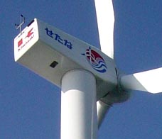 日本首个海上风力发电系统交付北海道＂></p>
           <blockquote>
            <p>今年2月，川崎重工和Penta-Ocean Construction Co.， Ltd.向北海道Setana-cho交付了日本首个额定输出功率为1200千瓦的海上风力发电系统。有效地利用了防波堤内的区域，该系统的基础建在13米深，离塞塔纳港约700米，在外部东防波堤的水域。两台600千瓦的风力发电机已经安装在330米的距离，通过1.2公里的水下电缆与接收/发送陆站连接。</p>
            <p>V47发电机由维斯塔斯风力系统A/S(丹麦)提供，该公司拥有世界上最大的风力发电系统市场份额。V47从海平面到发电机中心(轮毂高度)的距离为47米，叶片外径为47米。它根据风速改变叶片桨距角，通过对叶片和涡轮机旋转的电子控制来改变发电机滑移，从而优化和稳定输出功率。</p>
            <p>川崎认为，这一里程碑式的交付将鼓励日本引进更大规模的海上系统，就像在欧洲广泛推广的系统一样。截至2004年3月底，川崎重工已经建造了32个风力发电系统。</p>
            <p>2000年，川崎重工入股Vestech Japan Corp.，后者是Vestas风力发电系统在日本的独家分销商。</p>
           </blockquote>
          </div>
          <!--フリーHTML-->
          <!-- /section-->
         </div>
         <!-- /contents -->
        </div>
        <!-- / #mainContentsArea -->
       </div>
       <nav id=