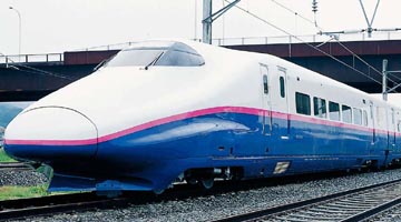 新列车的设计将以E2-1000新干线为基础。＂><br>新列车的设计将以E2-1000新干线为基础。</p>
           <p><br></p>
           <p>2004年10月，中国铁道部向川崎和南车四方机车公司(总部位于山东省青岛市的一家机车车辆制造商)联合授予了一份高速列车订单，该订单中有480节车厢，60列8节车厢。</p>
           <p>在这份合同中，川崎重工是Nache四方的合作伙伴，是三菱商事株式会社、三菱电机株式会社、日立株式会社、伊藤忠株式会社和丸红株式会社等六家日本企业组成的财团的领导者，负责管理汽车的总体设计和制造。在约1400亿日元的合同总额中，川崎重工的部分约为800亿日元，包括用于中国生产的整车和整车以及零部件。</p>
           <p>该订单是中国通过引进新列车来提高约2000公里现有铁路线速度项目的一部分。国家非常重视这一工程，将其作为缓解铁路运输瓶颈、促进经济快速发展的一种手段。订购的列车最高时速将为200公里，设计基于东日本铁路公司(JR East)的E2-1000系列新干线子弹头列车。川崎将对设计进行修改，并提供前三列完工列车，随后的六列作为拆卸列车。完成的列车预计在2006年2月交付。之后，Nache四方将利用川崎重工转让的生产技术，在中国制造剩下的51列列车。</p>
          </div>
          <!--フリーHTML-->
          <!-- /section-->
         </div>
         <!-- /contents -->
        </div>
        <!-- / #mainContentsArea -->
       </div>
       <nav id=