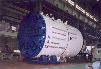 盾构机最终交付新加坡地铁＂></p><p>东京，2006年2月6日——川崎重工今天宣布，它已经完成交付八台用于新加坡地铁建设的盾构机。此次交货完成了大成公司的两份订单，第一份于2003年12月订购了两台土压平衡盾构机(直径6.61米)和两台泥浆盾构机(直径6.63米)，第二份于2004年10月订购了四台泥浆盾构机(直径6.63米)。</p><p>这些机器将用于建设新加坡33公里的环线地铁，由这个岛国的陆地交通管理局管理。通过将软土地基的盾构掘进技术与硬岩石和砾石层的隧道掘进机(TBM)技术相结合，这些盾构掘进机能够挖掘多种土壤和岩石成分。他们配备了一个铰接机构，使他们能够挖掘弯曲的部分，并结合了川崎专有的滚轮切割器更换系统。</p></td>
             </tr>
            </tbody>
           </table>
           <p></p>
          </div>
          <!--フリーHTML-->
          <!-- /section-->
         </div>
         <!-- /contents -->
        </div>
        <!-- / #mainContentsArea -->
       </div>
       <nav id=
