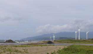 UltraRarge风电系统送达“></p><p>东京，2006年2月7日 - 川崎重工业，有限公司今天宣布，川崎和彭塔海洋建设有限公司已经交付了一个大型风电系统，额定输出为12,000千瓦，绿色电源套装有限公司，电力发展有限公司的全资子公司（J-POWER）。该系统已安装在北海道的Kudo County的Setana-Cho海滨。它采用Vestas Wind Systems A / S（丹麦）制造的六个涡轮机，其中一个全国最大的单位电源输出。它首先标志着2,000千瓦单位将安装在北海道。</p><p>Kawasaki一直积极追求风电系统的销售机会，被认为是当今市场上最有前途的能源技术之一。2000年，它在Vestas的独家日本产品经销商，培养了Vestent Japan Corp.的股份，拥有世界上最大的风电系统市场份额。</p><p>北海道的涡轮机的轮毂高度约为67米，转子直径为80米。已经实施了优化叶片角度的俯仰控制，以使风速的最大功率为4-25米/秒。该装置还配备了OptiSpeed<sup>*</sup>限制快速变化引起的功率波动，并提供稳定的功率。每年将产生约3500万千瓦地，相当于10,000户家庭的年产量。</p><p>* Optispeed<sup>TM值</sup><br>OptiSpeed是一种变速驱动控制系统，具有转换器，允许转子速度变化至60％，当通常它为10％时，实现最经济的发电效率。</p></td>
             </tr>
            </tbody>
           </table>
           <p></p>
          </div>
          <!--フリーHTML-->
          <!-- /section-->
         </div>
         <!-- /contents -->
        </div>
        <!-- / #mainContentsArea -->
       </div>
       <nav id=